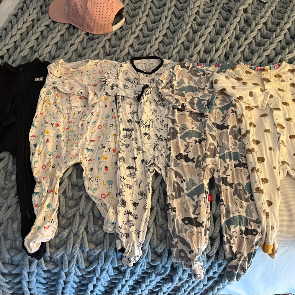 4 magnetic me onsies + 1 KITH